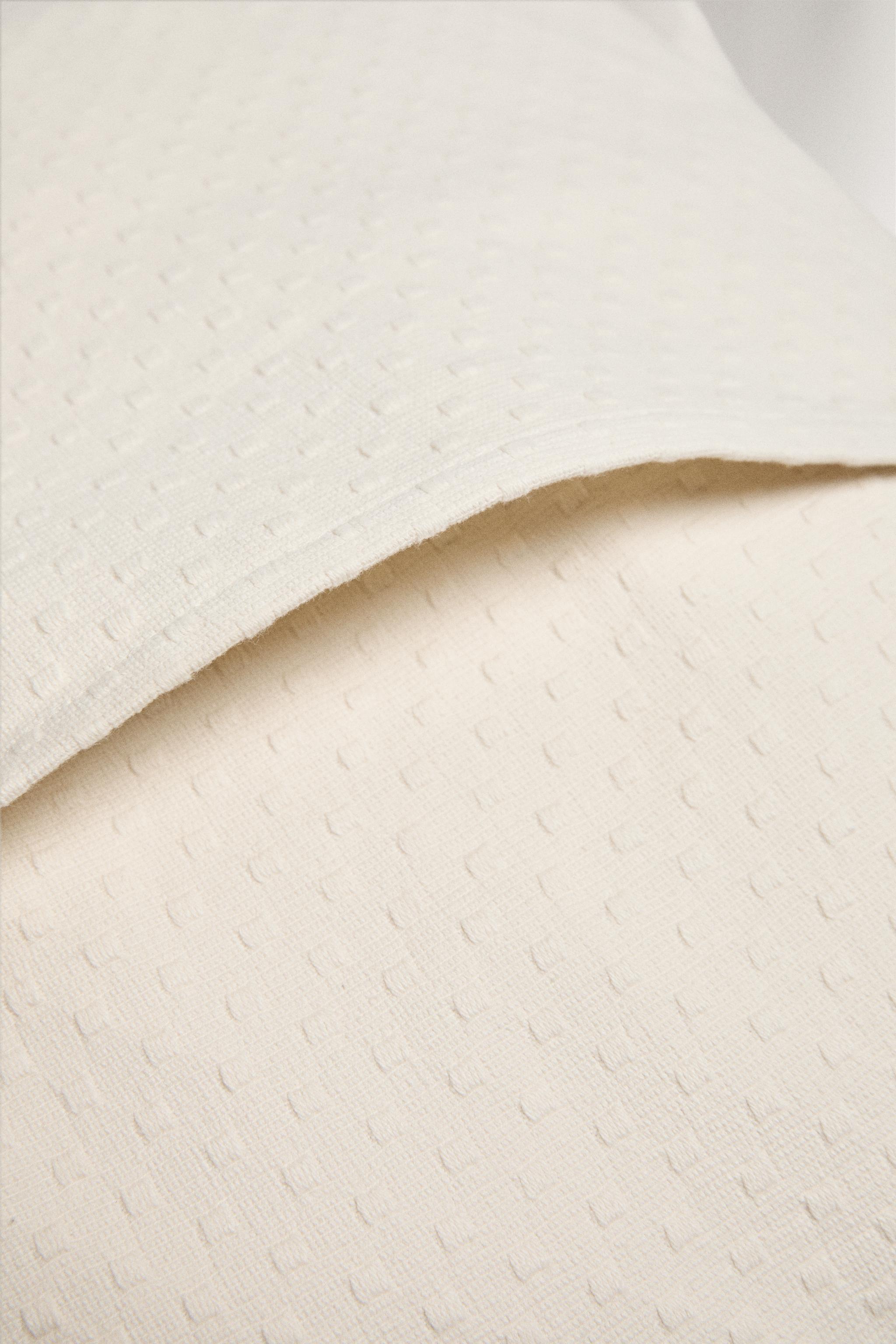 THROW PILLOW COVER WITH POLKA DOT DESIGN